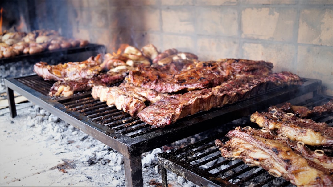 Cortes clásicos de asado sobre brasas parejas