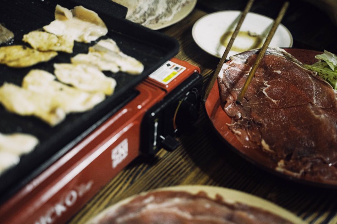 Copas de vino tinto y parrilla encendida de fondo